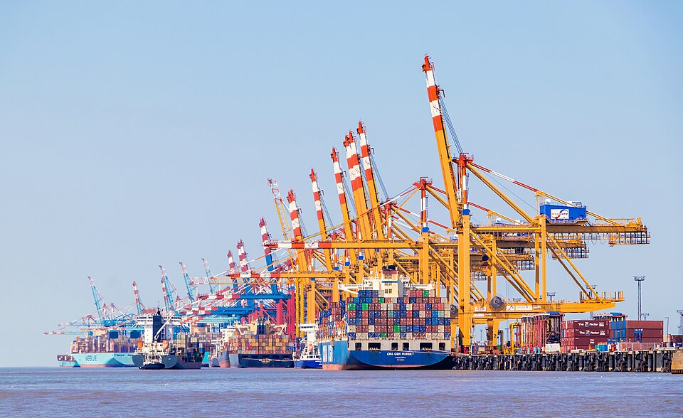 Container port with cranes