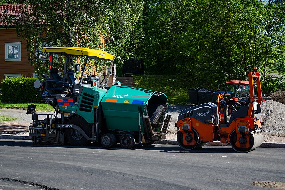 Asphalt paver and road roller